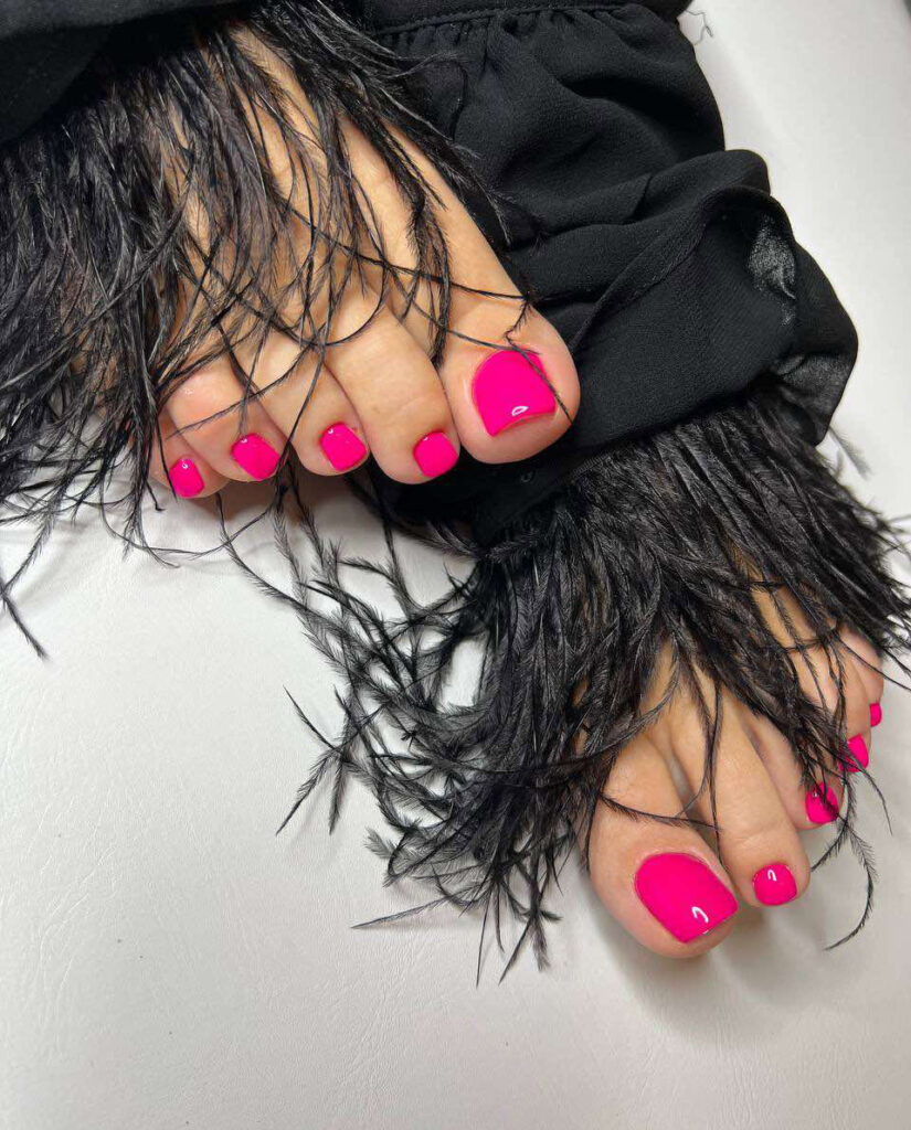 Six Mondes de Beauté, Manucure russe, Pose de vernis semi-permanent, Pose d’ongles en gel - avec gommage, masque et massage, Pédicure russe et pose de vernis semi-permanent
