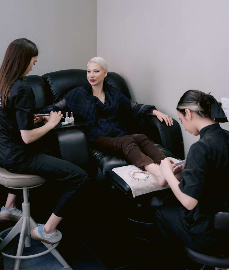 Six Mondes de Beauté, Manucure russe, Pose de vernis semi-permanent, Pose d’ongles en gel - avec gommage, masque et massage, Pédicure russe et pose de vernis semi-permanent